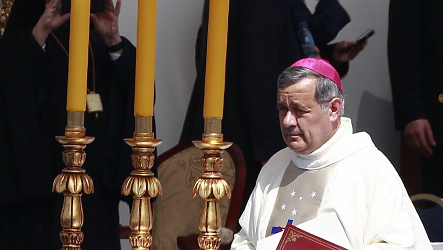 Juan Barros, Bischof von Osorno, bei einer Messe von Papst Franziskus / © Rodrigo Sáenz (dpa)