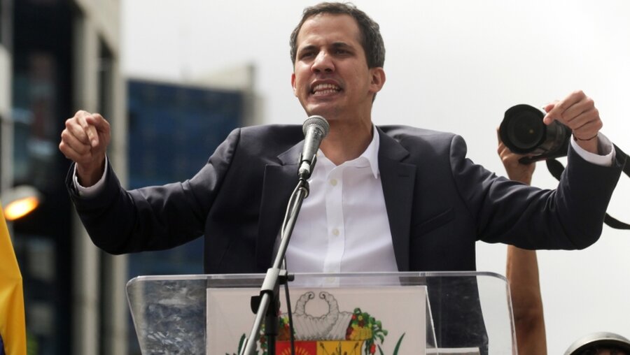 Juan Guaido, Präsident des entmachteten Parlaments in Venezuela, erklärt sich auf einer Kundgebung vor Anhängern zum Staatschef. / © Boris Vergara (dpa)