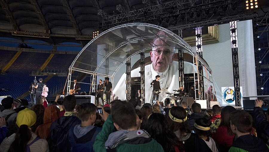 Der Papst richtete sich per Videobotschaft an die Jugendlichen / © EPA/Claudio Peri (dpa)
