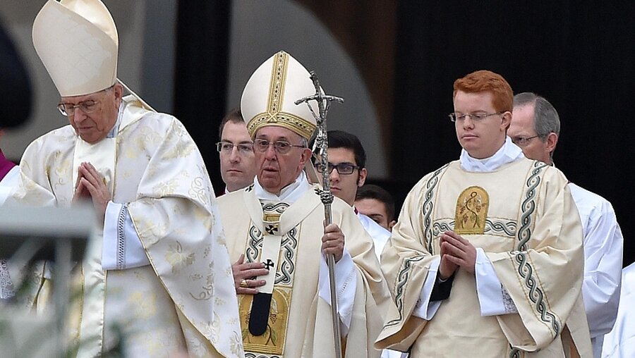 Papst Franziskus trifft auf dem Petersplatz ein / © Ettore Ferrari (dpa)
