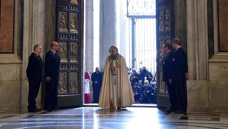 Papst Franziskus durchschreitet die Heilige Pforte / © Ettore Ferrari (dpa)