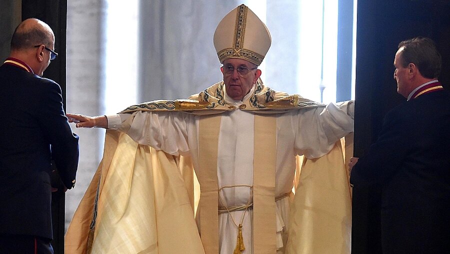 Papst Franziskus öffnet die Heilige Pforte / © Ettore Ferrari (dpa)