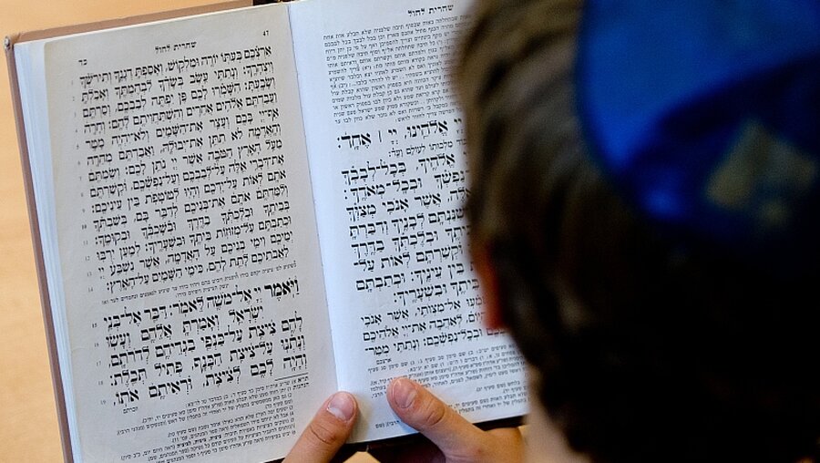 Schüler der Talmud Tora Schule mit Kippa  / © Daniel Bockwoldt (dpa)