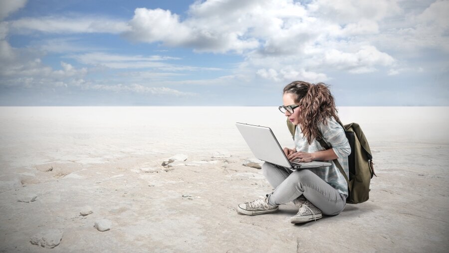 Junge Frau in der Wüste mit einem Laptop / © Ollyy (shutterstock)