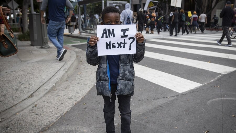 Junge mit einem Schild "Am I next?" ("Bin ich der nächste?") / © Christian Monterrosa (dpa)