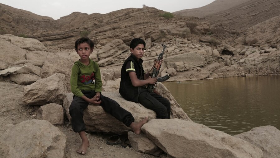 Junge mit Waffe im Jemen / © Nariman EL-Mofty (dpa)