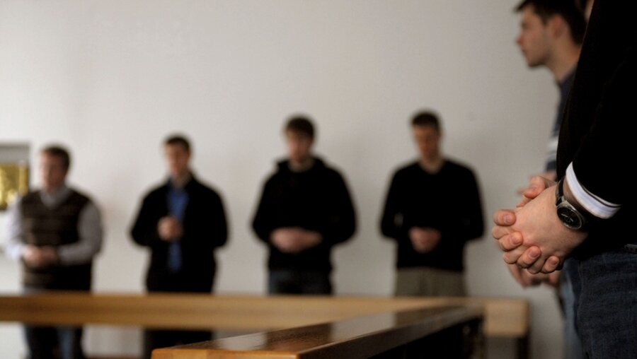 Junge Seminaristen beim gemeinsamen Mittagsgebet im Priesterseminar Münster / © Benedikt Plesker (KNA)