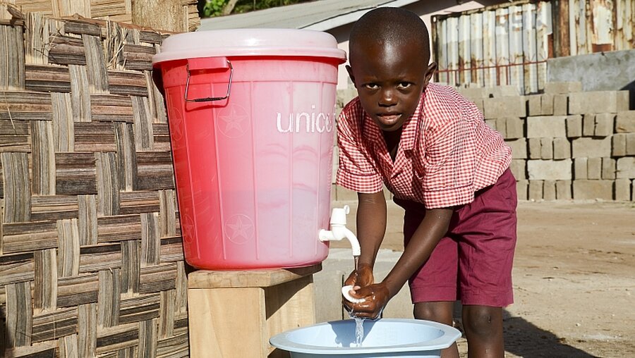 Junge wäscht sich die Hände / © Katrin Gänsler (KNA)