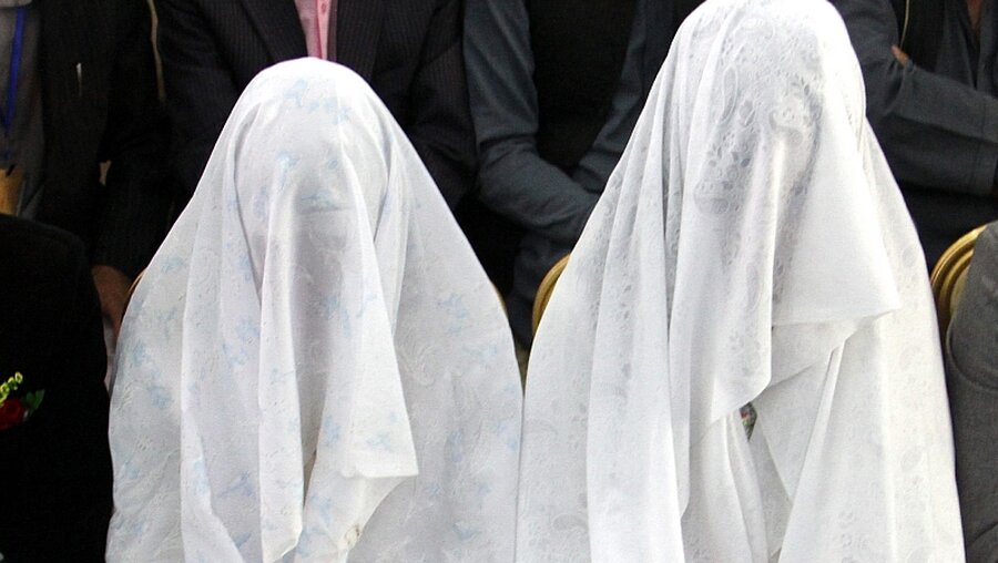 Junge afghanische Bräute vor einer kollektiven Eheschließung / © Naweed Haqjoo (dpa)