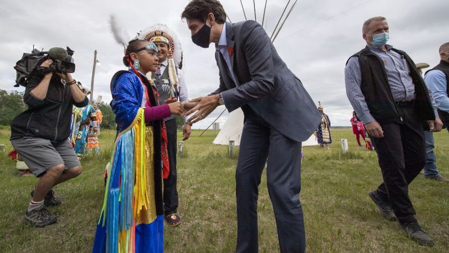 Justin Trudeau, Premierminister von Kanada, spricht mit einer jungen Tänzerin / © Liam Richards/The Canadian Press/AP (dpa)