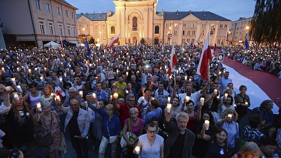 Menschen demonstrieren vor dem Obersten Gericht in Warschau gegen die Justizreform / © Alik Keplicz (dpa)