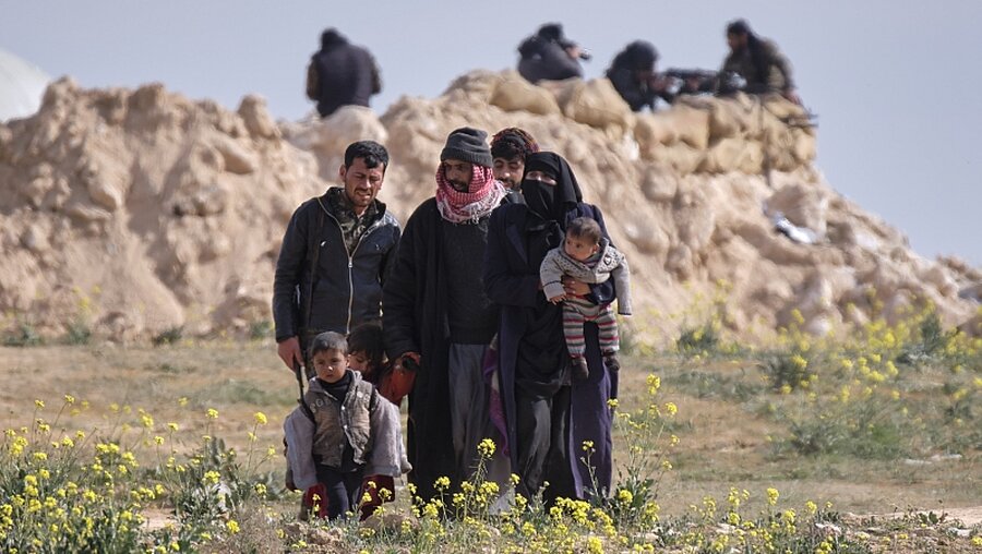 IS-Kämpfer ergeben sich kurdisch geführter Gruppe in Syrien / © Rojava Information Centre (dpa)