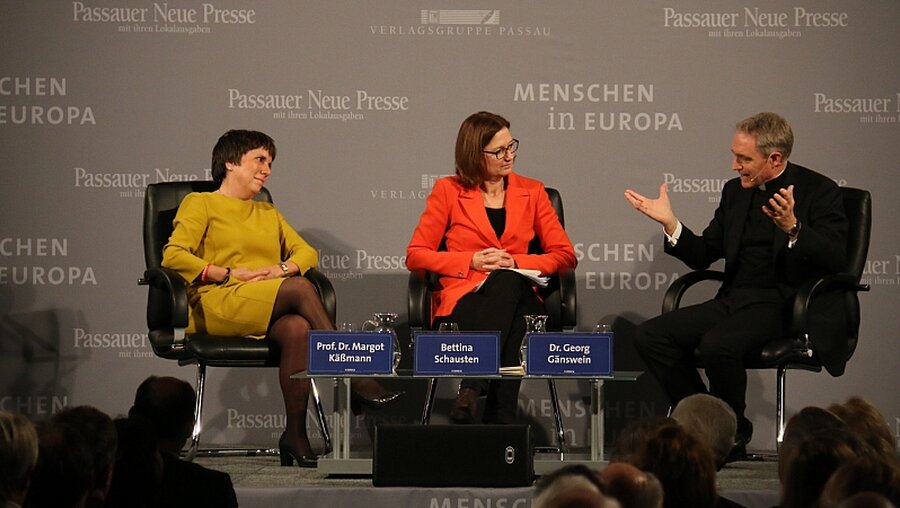 Prof. Margot Käßmann, Moderatorin Bettina Schausten (ZDF) und Kurienerzbischof Georg Gänswein / © Barbara Osdarty (KNA)