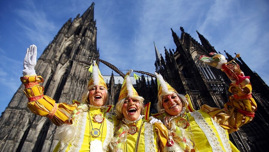 Karnevalistinnen vor dem Kölner Dom / © Oliver Berg (dpa)