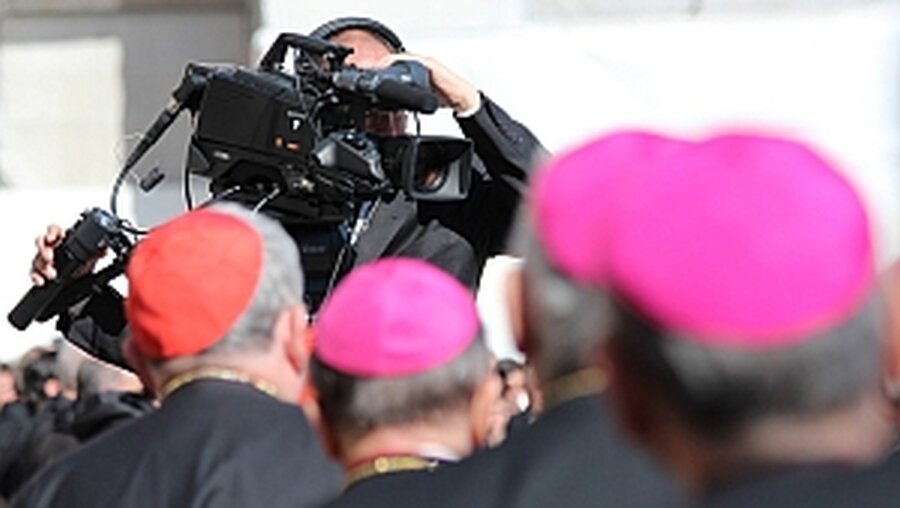 Acht Kardinäle beraten den Papst (InterMirifica)