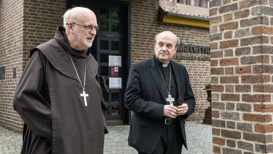 Kardinal Anders Arborelius (l.) und Bischof Hans van den Hende / © Harald Oppitz (KNA)