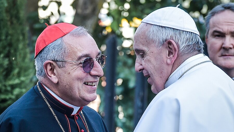 Kardinal Angelo De Donatis (l), Generalvikar des Bistums Rom, und Papst Franziskus, am 3. März 2019 in Rom. / © Cristian Gennari (KNA)