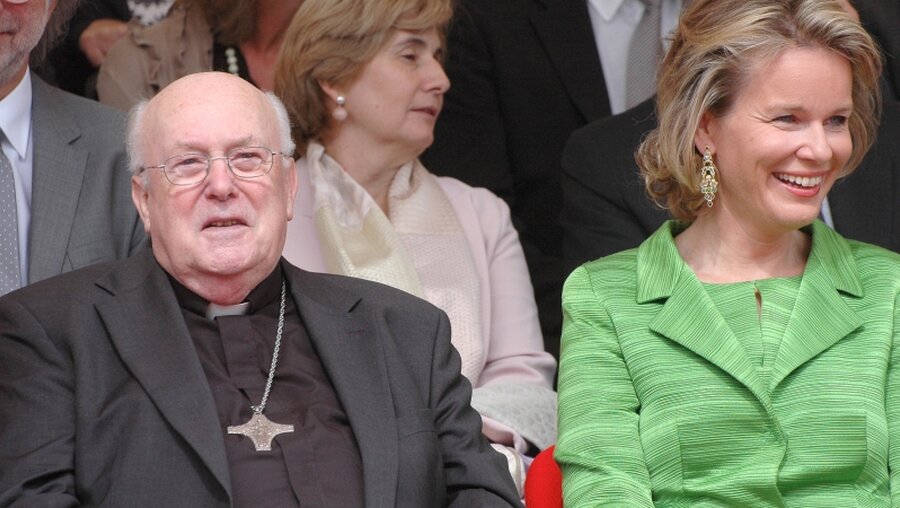 Kardinal Godfried Danneels und Königin Mathilde von Belgien / © Alexander Brüggemann (KNA)