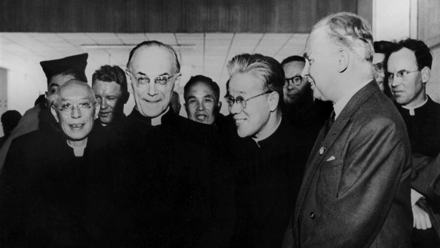 Kardinal Josef Frings (2.v.l.) und Kardinal Tatsuo Peter Doi (l.) in Japan, 1957 / © N.N. (KNA)