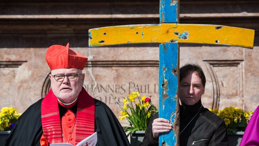 Kardinal Marx beim "Kreuzweg der Völker" / © Sebastian Widmann (KNA)