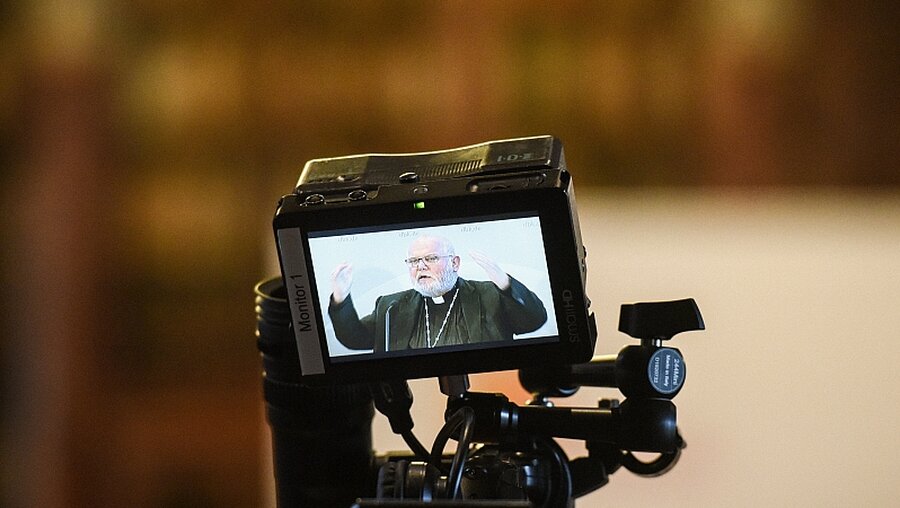 Kardinal Marx im Display einer Kamera / © Julia Steinbrecht (KNA)
