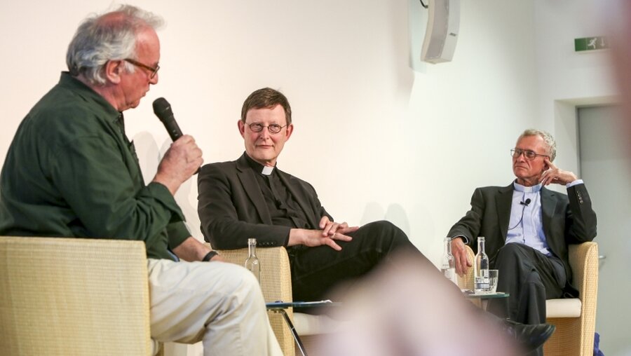 Kardinal Rainer Maria Woelki (2.v.l.) bei einem Gespräch mit dem Kölner Pfarrer Franz Meurer (r.), Archiv 2015 / © Jörg Loeffke (KNA)