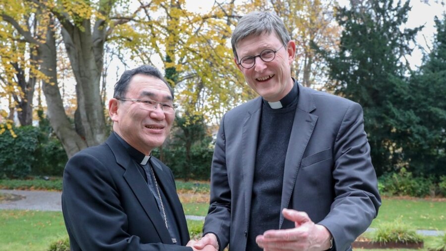 Kardinal Woelki begrüßt Erzbischof Kikuchi (l.) / © Henning Schoon (Erzbistum Köln)
