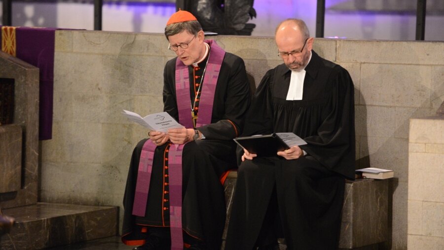 Kardinal Woelki und Präses Rekowski beten die Psalm-Antiphon / © Beatrice Tomasetti (DR)