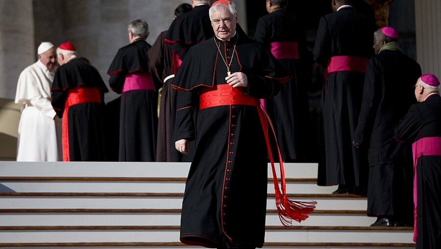 Gerhard Ludwig Müller im Dezember 2015, nachdem er Papst Franziskus begrüßt hat / © Alessandra Tarantino (dpa)