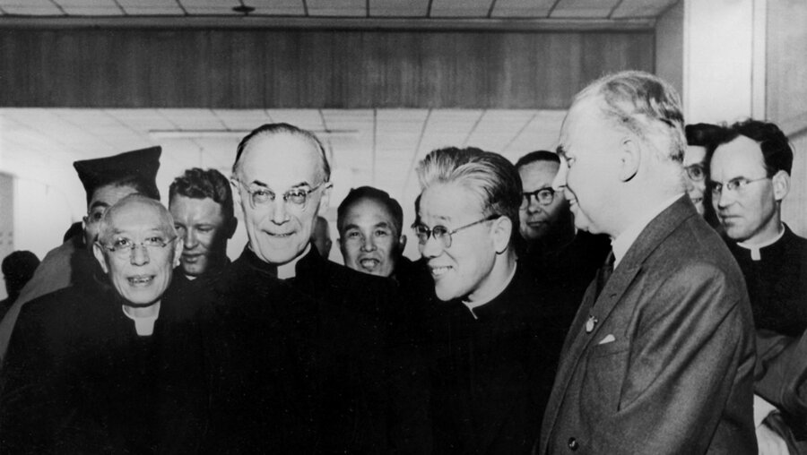 Der Erzbischof von Tokio, Tatsuo Peter Doi, und Kardinal Josef Frings (v.l.) / © N.N. (KNA)