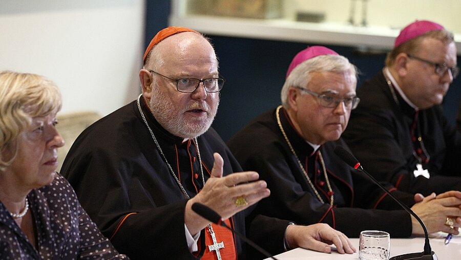 Kardinal Marx (z.v.l.) bei Synoden-Pressekonferenz / © Paul Haring/CNS (KNA)