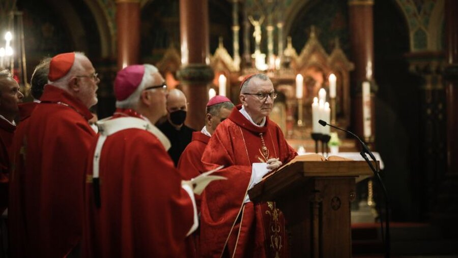 Kardinalstaatssekretär Pietro Parolin (m.) in Berlin / © Gordon Welters (KNA)