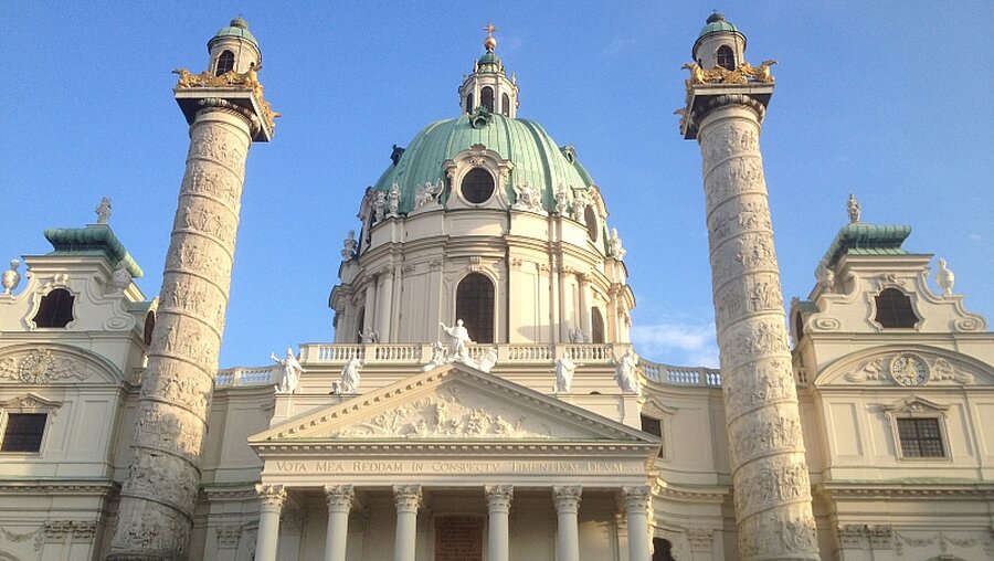 Außenansicht der barocken Karlskirche in Wien (KNA)