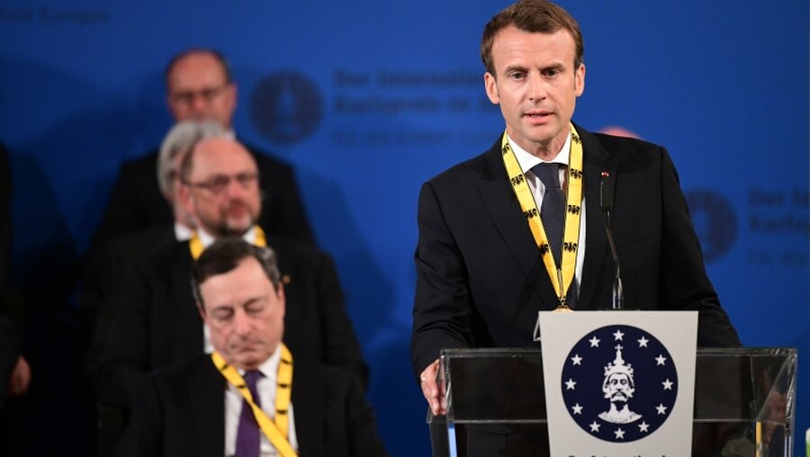 Karlspreis an Frankreichs Präsidenten Macron verliehen / © Ina Fassbender (dpa)