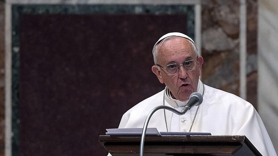 Papst Franziskus während der Verleihung des Karlspreises / © Pool New/Reuters (dpa)