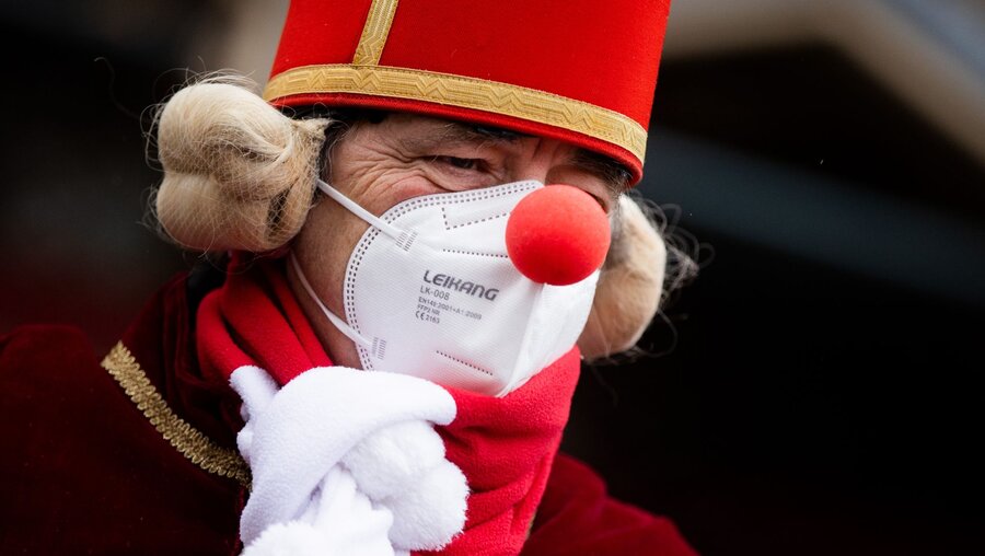 Karneval in der Corona-Pandemie: Ein Jeck mit Maske und Verkleidung / © Rolf Vennenbernd (dpa)