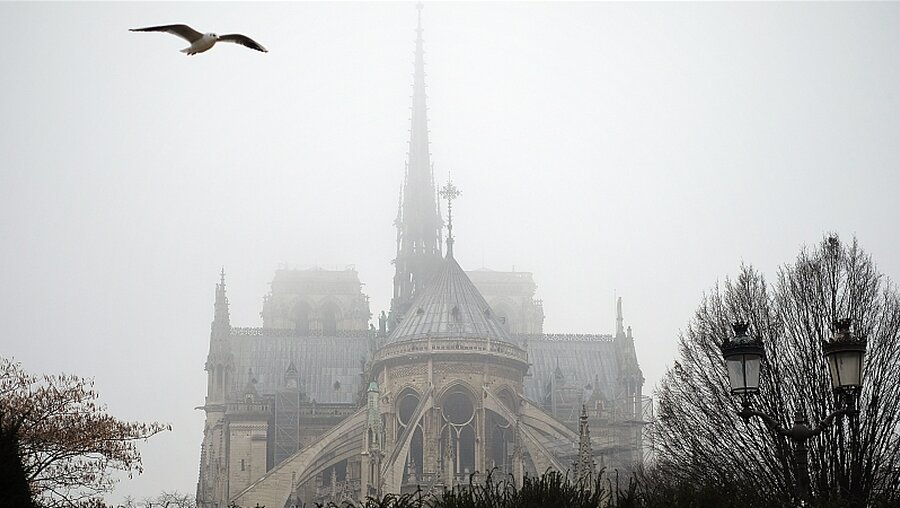 Kathedrale Notre Dame im Nebel in Paris / © Corinne Simon (KNA)