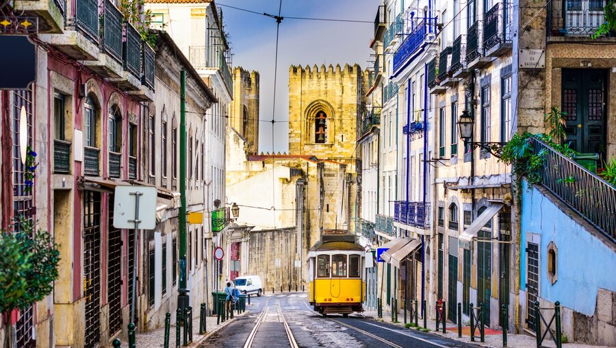 Kathedrale von Lissabon im Hintergrund / © Sean Pavone (shutterstock)