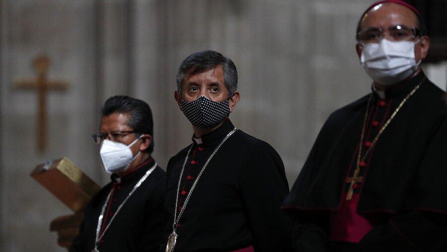 Katholische Priester mit Maske in Mexiko / © Rebecca Blackwell (dpa)