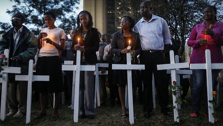 Mahnwache in Nairobi für die Opfer des Anschlags an der Universiät im kenianischen Garissa (dpa)