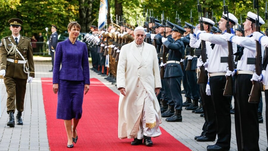 Kersti Kaljulaid, Staatspräsidentin von Estland, und Papst Franziskus während der Willkommenszeremonie / © Paul Haring (KNA)