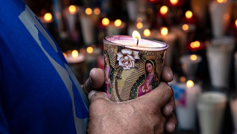 Kerze zum Gedenken an die Jungfrau von Guadalupe / © Julio Ortega (shutterstock)