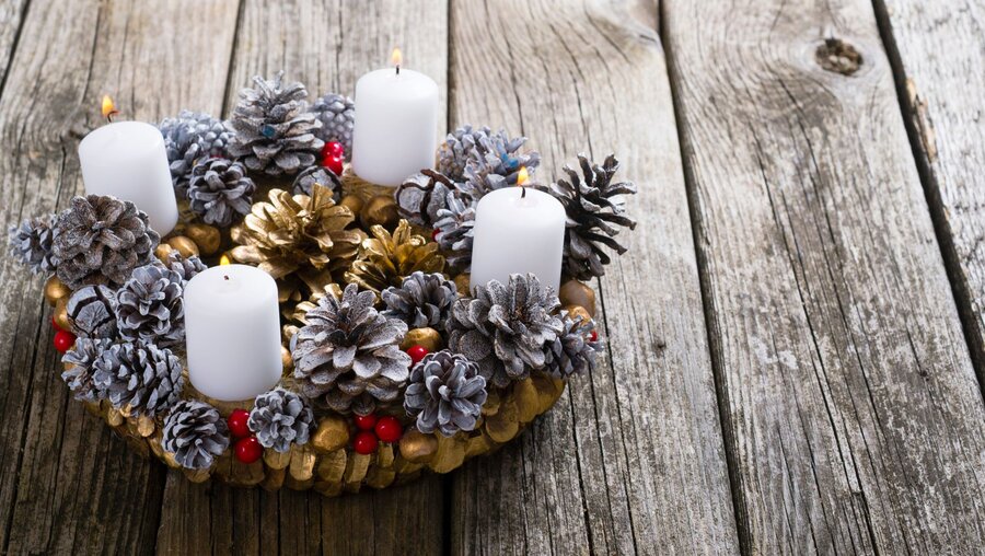 Kerzen auf einem Adventskranz / © images72 (shutterstock)