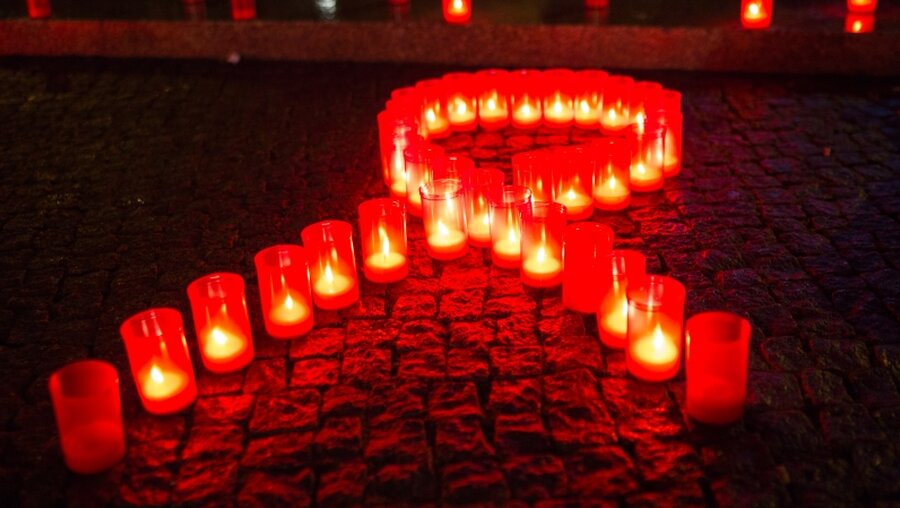 Kerzen bilden eine rote Schleife als ein Symbol für den Kampf gegen Aids / © Florian Schuh (dpa)