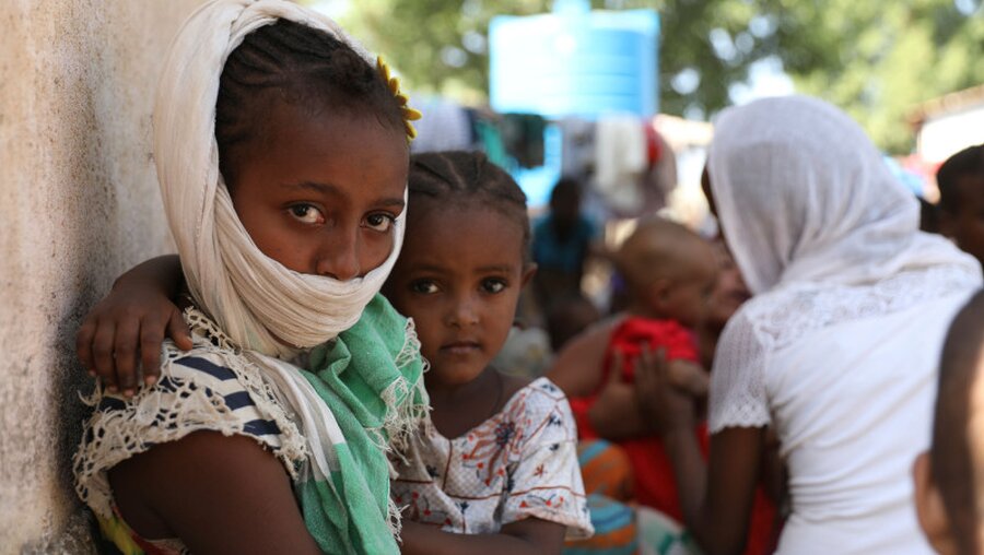 Kinder auf der Flucht im Sudan / © Marwan Ali (dpa)