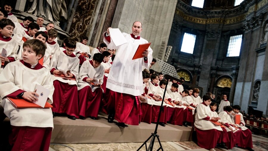 Kinder des Päpstlichen Chors der Sixtinischen Kapelle mit ihrem musikalischen Direktor Massimo Palombella / © Cristian Gennari (KNA)
