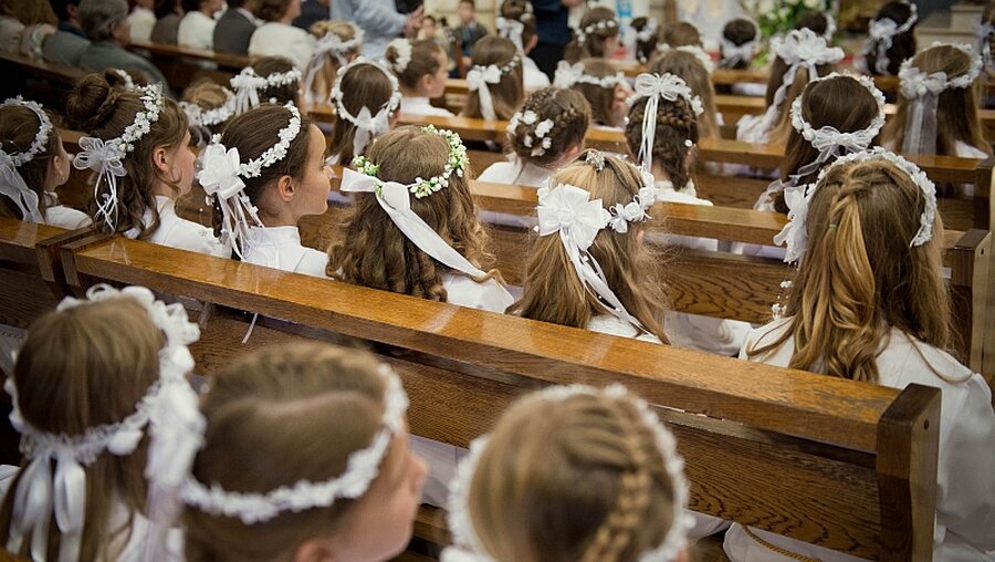 Kinder feiern Erstkommunion / ©  Kasia Strek (KNA)