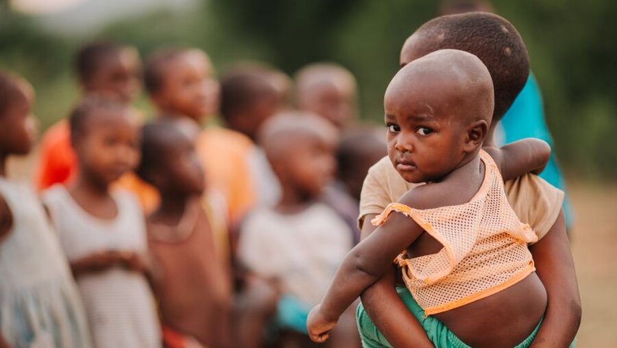 Kinder leiden unter Hunger / © JLwarehouse (shutterstock)