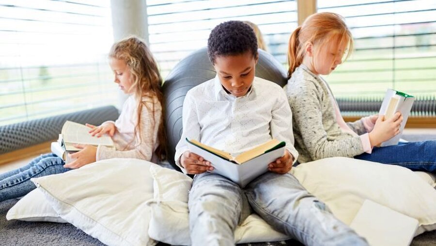 Kinder lesen Bücher / © Robert Kneschke (shutterstock)