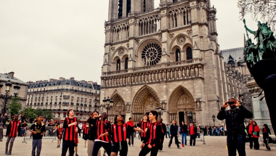 Kinder spielen Fußball vor der Kathedrale Notre-Dame in Paris / © Solange Paradis (KNA)